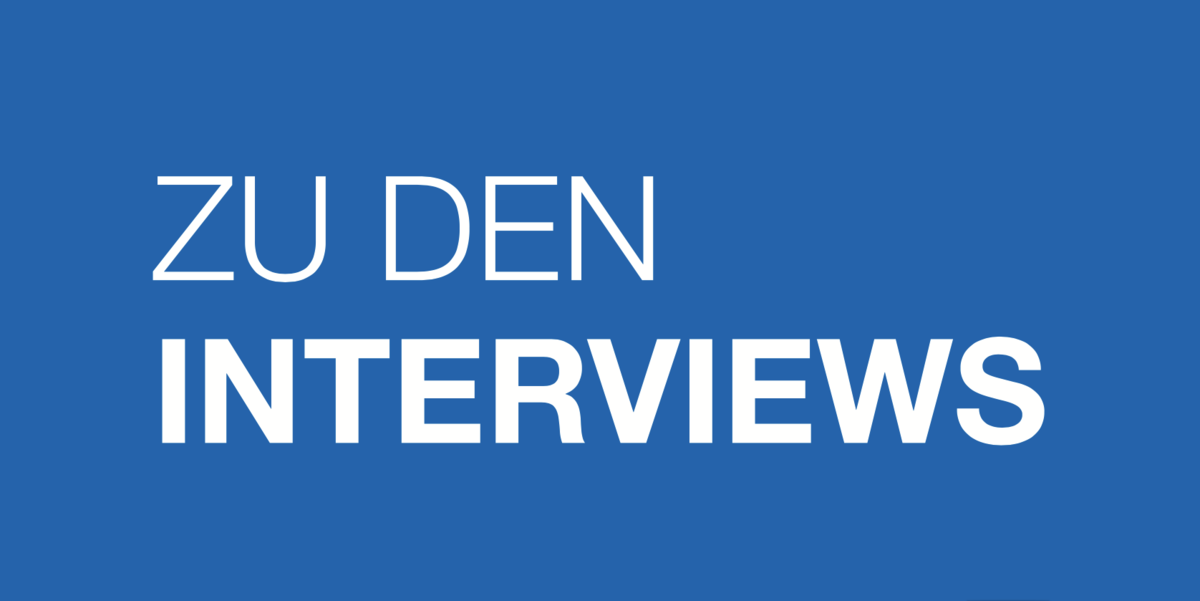 Der Hintergrund ist blau und mit weisser Schrift steht darauf: "Zu den Interviews"